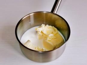 奶油奶酪与牛奶放入耐高温的器具中。