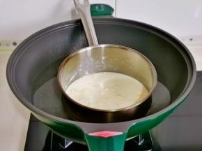 小火隔水融化，一边用手动打蛋器搅拌。