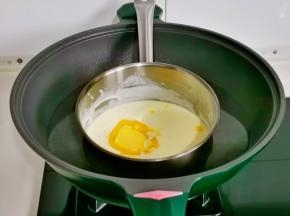 融化至牛奶与奶酪完全融合，再加入黄油，继续隔水融化，搅拌至黄油与奶酪融合在一起。