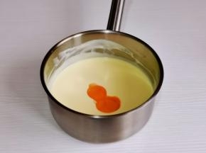 将器具从热水中取出，先加入2个蛋黄，搅拌均匀后再加2个搅拌均匀，再加入最后一个与海盐。