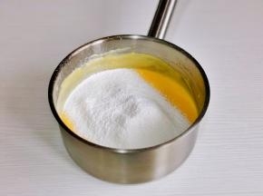 蛋黄与奶酪完全融合即可，筛入低筋面粉。