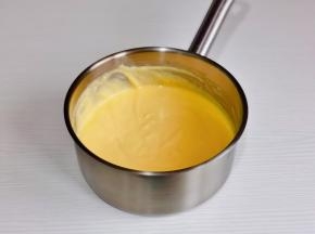 用手动打蛋器打至无干粉，细腻饱满，放旁边备用。