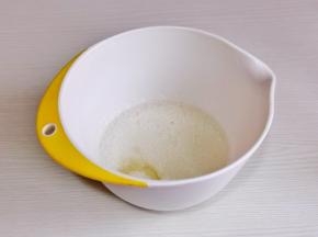 蛋白打发，滴入白醋或柠檬汁，分三次加入白砂糖。