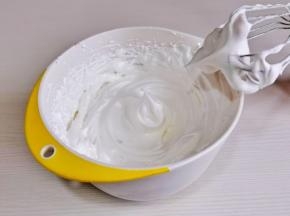 打至湿性发泡偏软状态，这时烤箱预热，将烤盘里装入水160度预热。