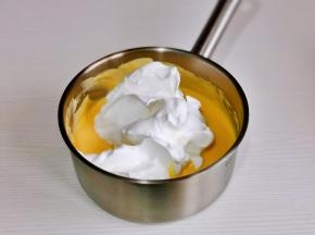 取一半蛋白霜，放入奶酪糊中翻拌均匀。