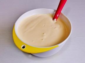 再把蛋糕糊倒入蛋白器具中，翻拌至看不到蛋白即可，做好的蛋糕糊，细腻饱满。