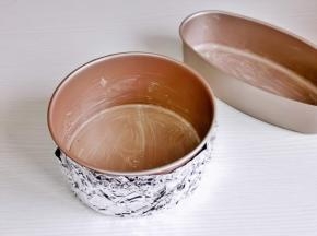 模具涂抹上软化的黄油，活底模具包上锡纸。