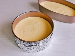 将蛋糕糊倒入模具中，轻轻震出气泡。