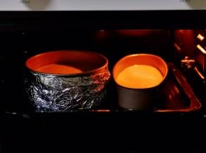 将模具放入预热好有水的烤盘中。(水浴烤法）