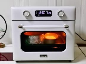 上下165度烤20分钟，蛋糕表面已经定型将烤箱上下调到140度，烤40分钟，烤好后不要马上取出，放在烤箱里焖30分钟。