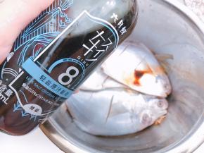 加入低盐酱油抓匀后腌制20分钟