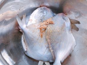 加入料酒，姜片，白胡椒粉