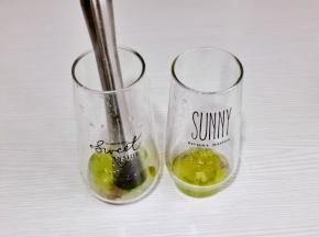 每个杯子放四颗去皮的葡萄捣碎。