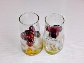 再加入冰块与葡萄。