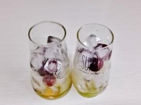 葡萄上面再加鸡块冰。