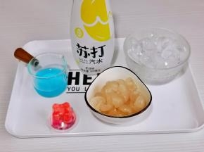 准备食材，龙眼去皮去籽。