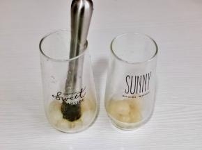 龙眼肉放入杯中捣碎。