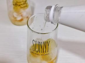 倒入苏打水。