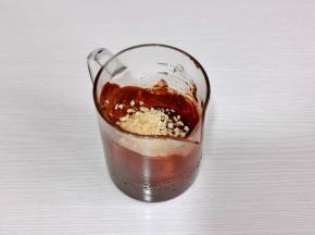 巧克力加椰子油隔水融化，加入花生碎搅拌均匀。