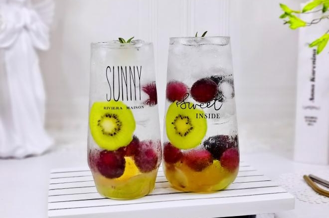 猕猴桃葡萄苏打水