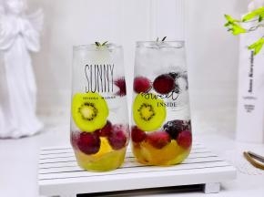 放入两片猕猴桃，点缀绿植就好啦！