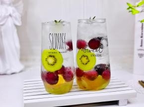 水果多多的苏打水。