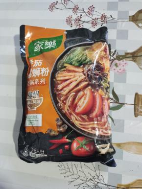 准备家乐番茄螺蛳粉一包！这个是醇正柳州风味，火锅系列的！新出的产品，大家有机会可以品尝一下哦！