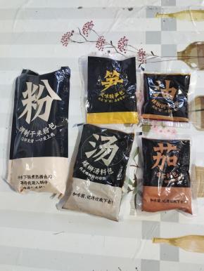 这个家乐番茄螺蛳粉里面有调制干米粉包。风味酸笋包，螺蛳粉汤料包，番茄料包，辣椒调味油包！