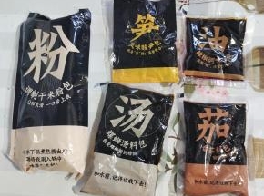 这个家乐番茄螺蛳粉里面有调制干米粉包。风味酸笋包，螺蛳粉汤料包，番茄料包，辣椒调味油包！