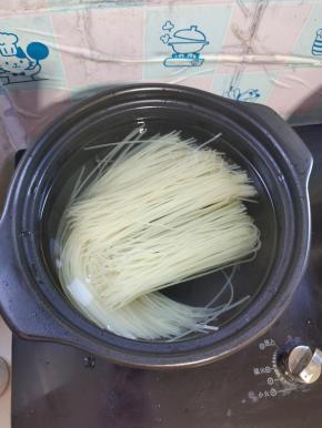 砂锅中加入适量的水，把米粉清洗一下，放进去！（我家人口比较多，一包螺蛳粉不够吃，刚好家里买的米粉有很多，我又放了一小把进去，一起煮！）