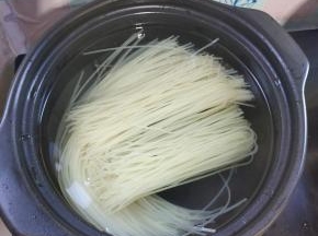 砂锅中加入适量的水，把米粉清洗一下，放进去！（我家人口比较多，一包螺蛳粉不够吃，刚好家里买的米粉有很多，我又放了一小把进去，一起煮！）