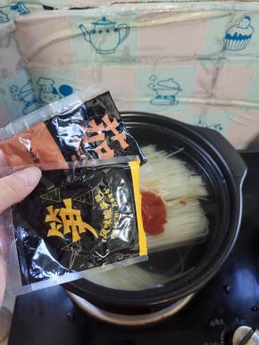 放入风味酸笋包和番茄调料包！