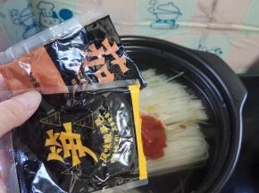 放入风味酸笋包和番茄调料包！