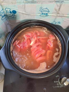 放入切好的西红柿片，一起煮！