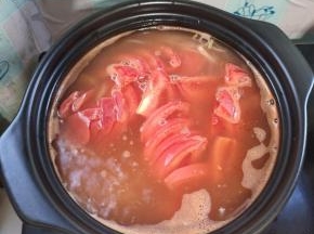 放入切好的西红柿片，一起煮！