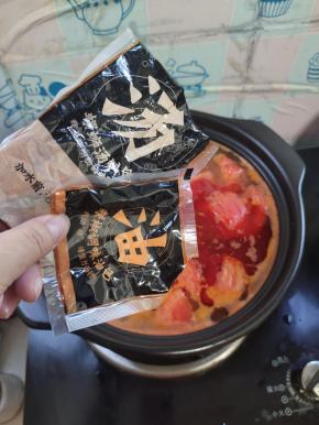 煮开后，放入螺蛳粉汤料包和辣椒调味油包，搅拌均匀！（根据个人口味适量添加辣椒调味油包！）