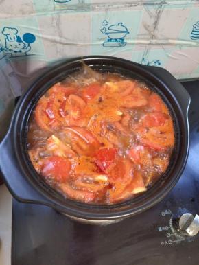 再继续煮6分钟左右！用筷子夹一下，可以把米粉夹断就可以了！