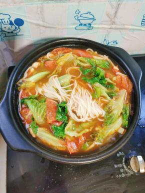 放入一勺鸡精。把清洗干净的生菜放进去，搅拌均匀即可关火！（也可以根据自己的喜好，涮入各类喜欢的食材，烫熟后即可享用！）