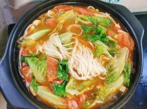 放入一勺鸡精。把清洗干净的生菜放进去，搅拌均匀即可关火！（也可以根据自己的喜好，涮入各类喜欢的食材，烫熟后即可享用！）