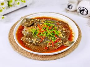 再淋上生抽，装饰葱丝，辣椒丝。