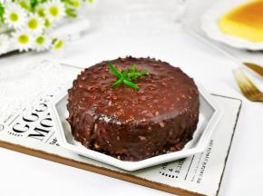 淋在乳酪蛋糕上，放入冰箱冷藏至凝固即可。