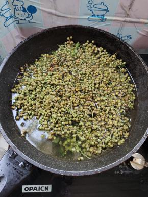 水烧开，放入一勺盐，少许油！再放入清洗干净的新鲜花椒，焯烫10秒钟！（在开水中打个滚儿！）