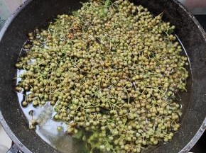 水烧开，放入一勺盐，少许油！再放入清洗干净的新鲜花椒，焯烫10秒钟！（在开水中打个滚儿！）