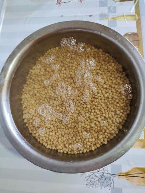 干黄豆清洗干净，加入适量的水浸泡2个小时！