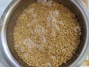干黄豆清洗干净，加入适量的水浸泡2个小时！