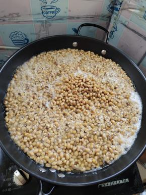 水烧开，放入浸泡好的黄豆，煮开！