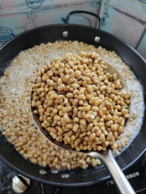 再继续煮5分钟左右，尝一下，黄豆煮熟，没有豆腥味儿就可以了！不要煮的太烂！