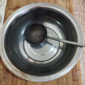 水烧开，倒入干净无油的盆中，加入一袋盐（500克），搅拌均匀至融化！晾凉备用！（盐开水要比平时炒菜稍微咸一点儿。这样泡出来的麻豆才不会坏，不会发臭！勾兑盐开水的时候，可以尝一下味道，很咸很咸，但是不发苦，就说明咸度可以了！）