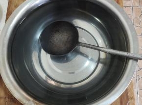 水烧开，倒入干净无油的盆中，加入一袋盐（500克），搅拌均匀至融化！晾凉备用！（盐开水要比平时炒菜稍微咸一点儿。这样泡出来的麻豆才不会坏，不会发臭！勾兑盐开水的时候，可以尝一下味道，很咸很咸，但是不发苦，就说明咸度可以了！）