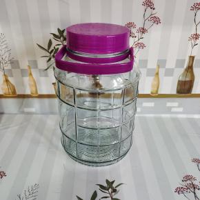 玻璃瓶提前清洗干净，晾干水分备用！（如果应急也可以把玻璃瓶清洗干净后，再倒入凉开水或者温开水进去，盖紧盖子，使劲儿摇晃瓶子清洗一遍！要保证玻璃瓶无油无生水，这样腌制出来的东西才不会坏掉！切记，切记，切记！）